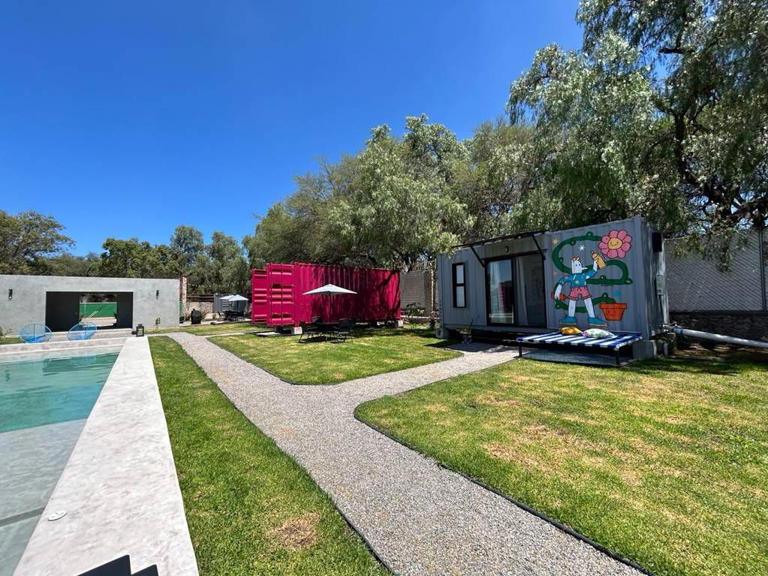 Duerme en un contenedor cerca de los viñedos de Querétaro