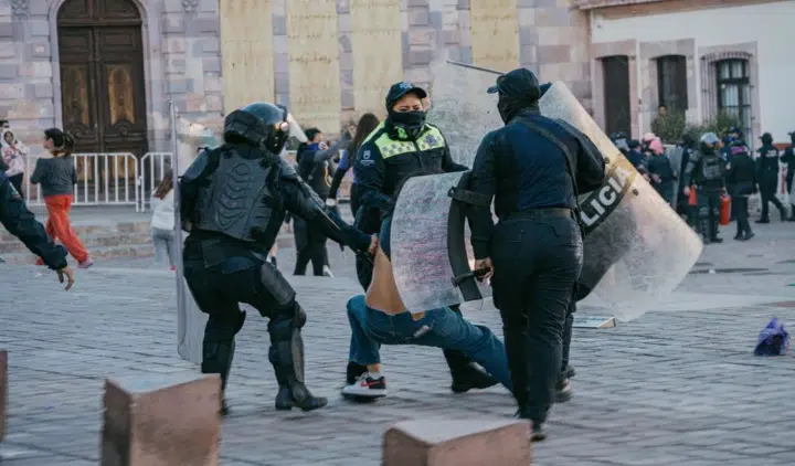 Feministas de Zacatecas vs Jorge Miranda, lo acusan de represor