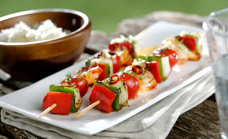 Brocheta de pescado con pimientos y tomates