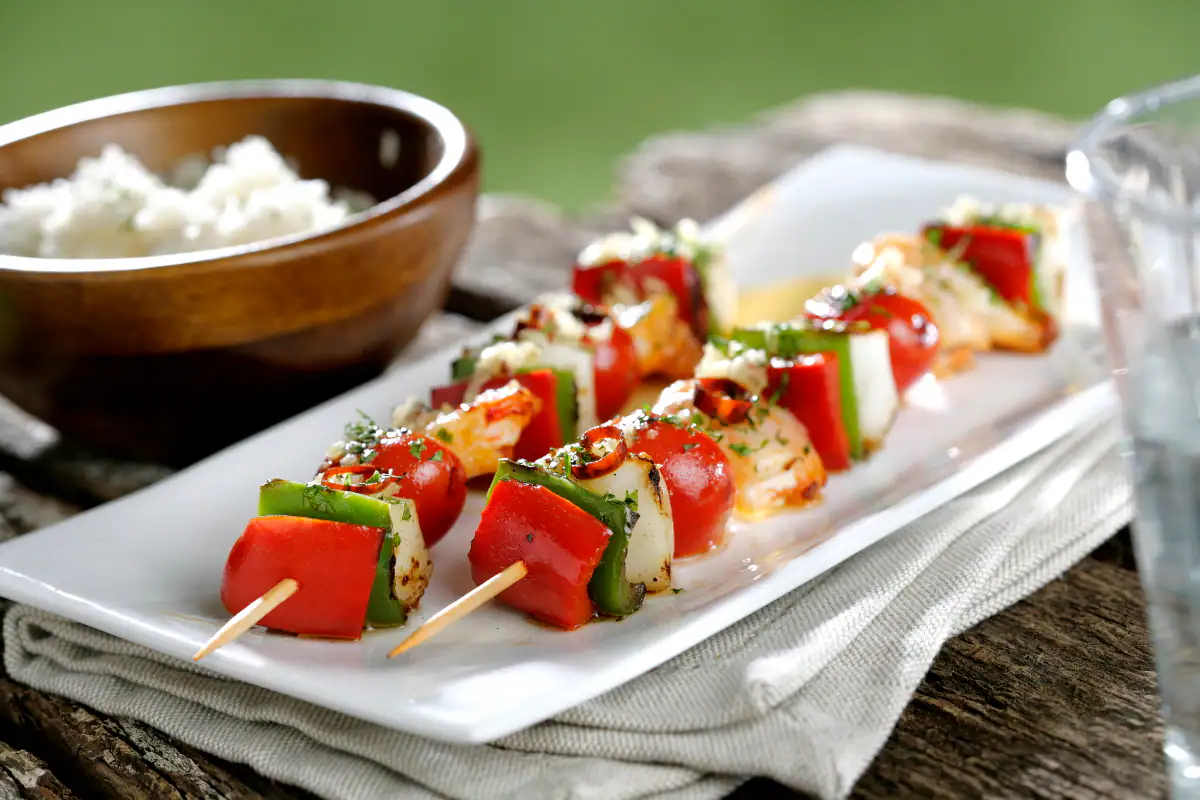 Brocheta de pescado con pimientos y tomates