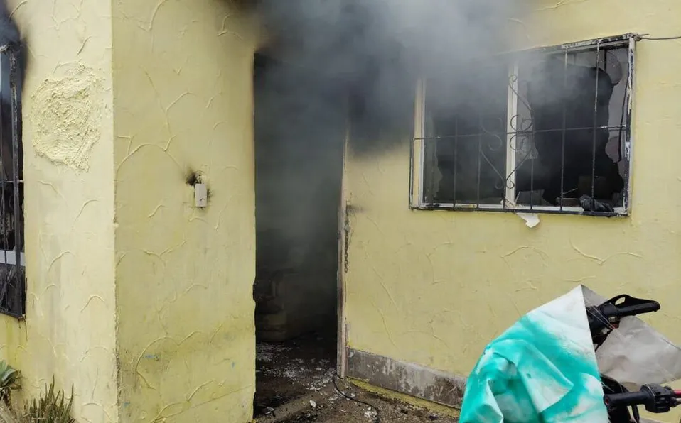 Mujer encierra a sus hijos para llevar a su hermana a dar a luz y se incendia su casa