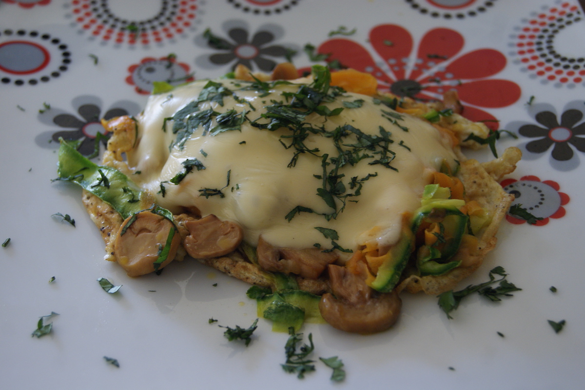 CLARAS DE HUEVO RELLENAS DE VERDURAS Y QUESO