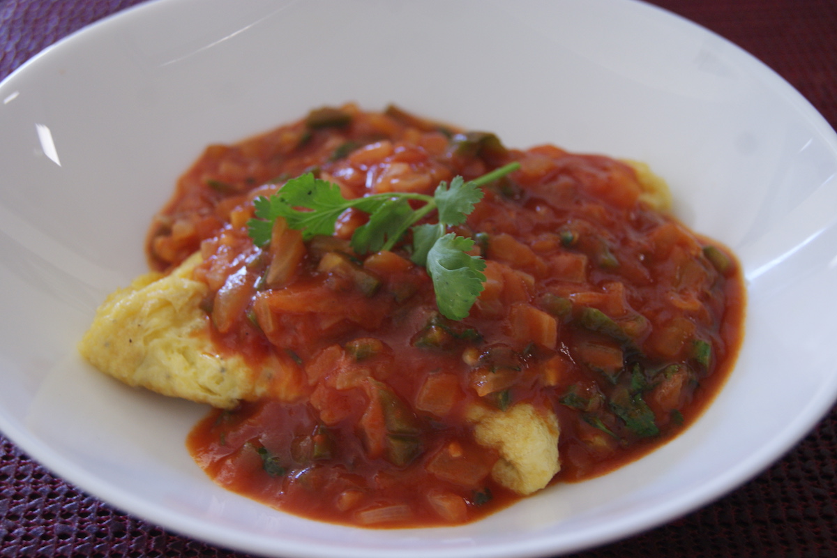 HUEVO EN TORTA BAÑADO EN SALSA