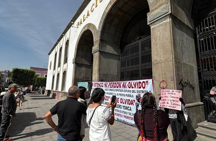 Protestan pobladores de Ixtenco en Congreso; no quieren reelección de Caballero Yonca