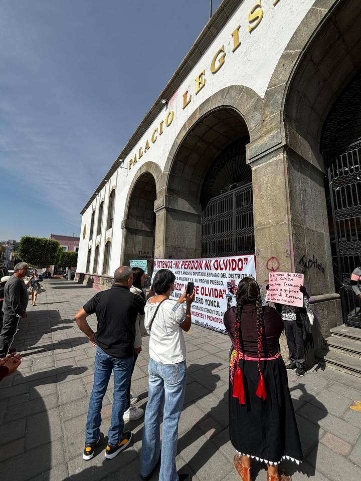 Protestan pobladores de Ixtenco en Congreso; no quieren reelección de Caballero Yonca