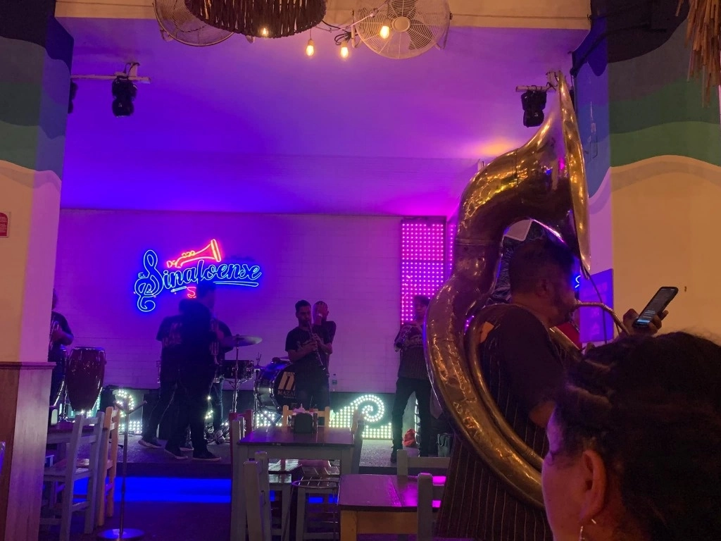 Músicos tocan frente a ayuntamiento de Mazatlán contra restricciones