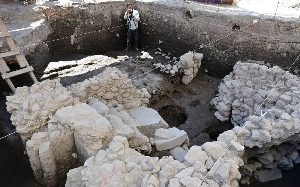 Hallazgo de redes de canales y embarcadero prehispánicos evidencia el entorno lacustre de Tlatelolco