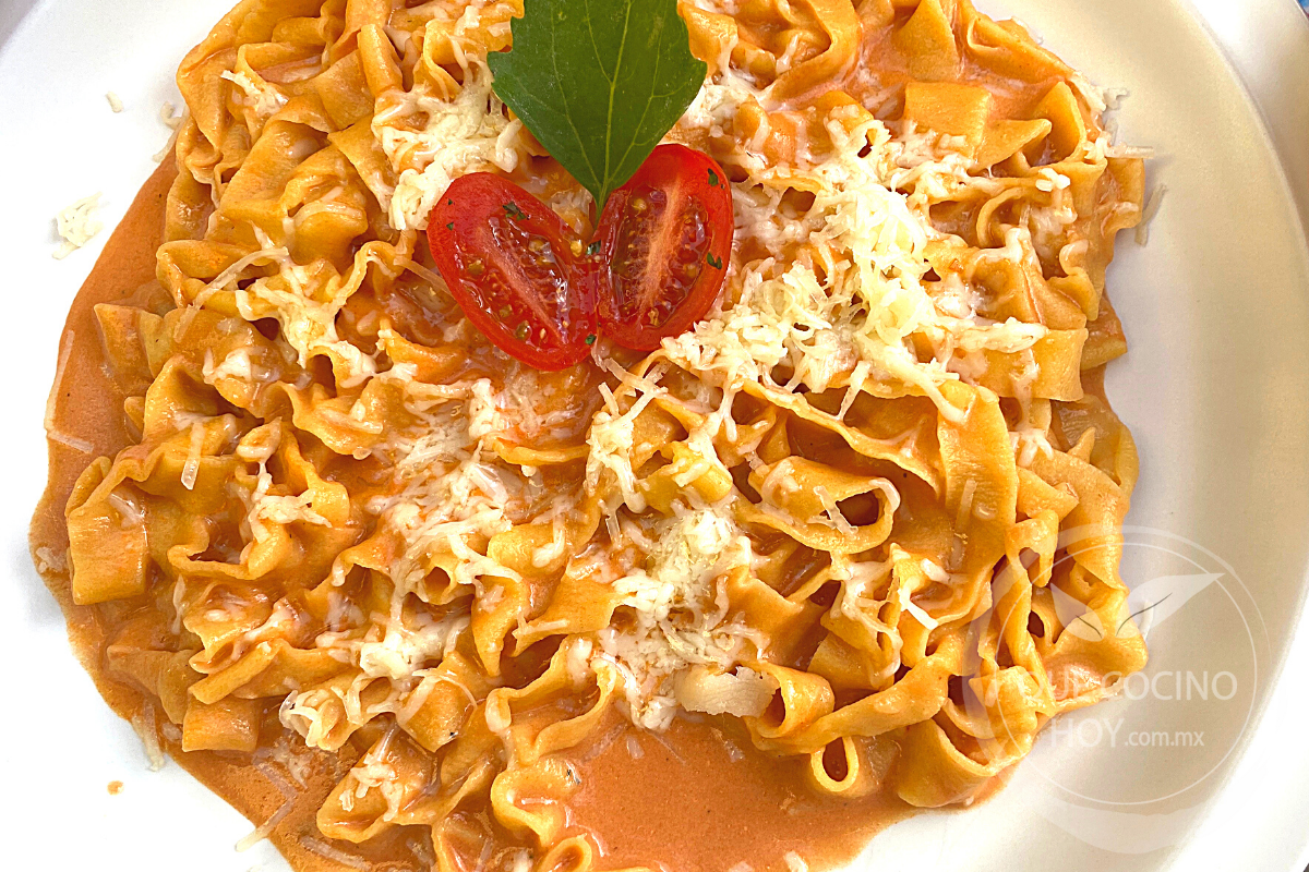 PASTA CASERA DE TOMATE Y CREMA