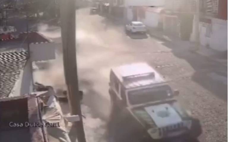 Patrulla municipal arrolla a motociclista; detienen a un uniformado 