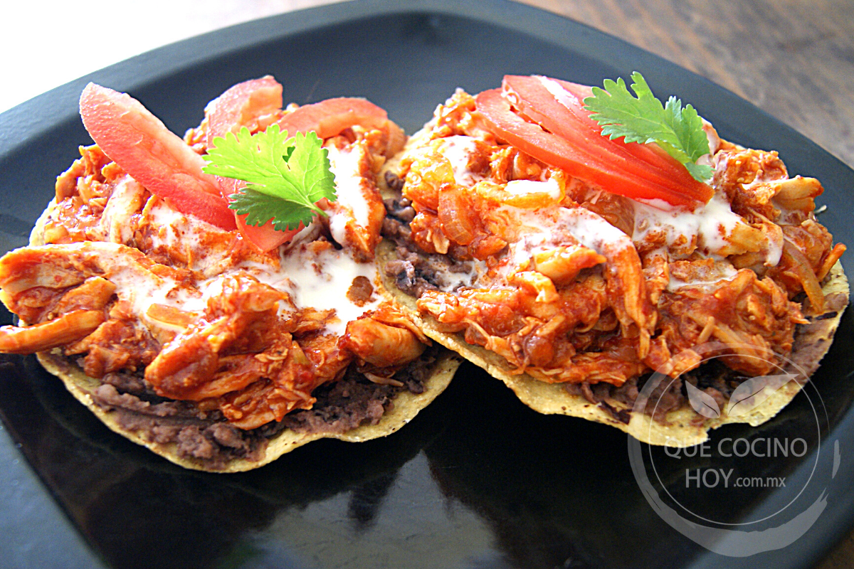 TOSTADAS DE TINGA DE POLLO