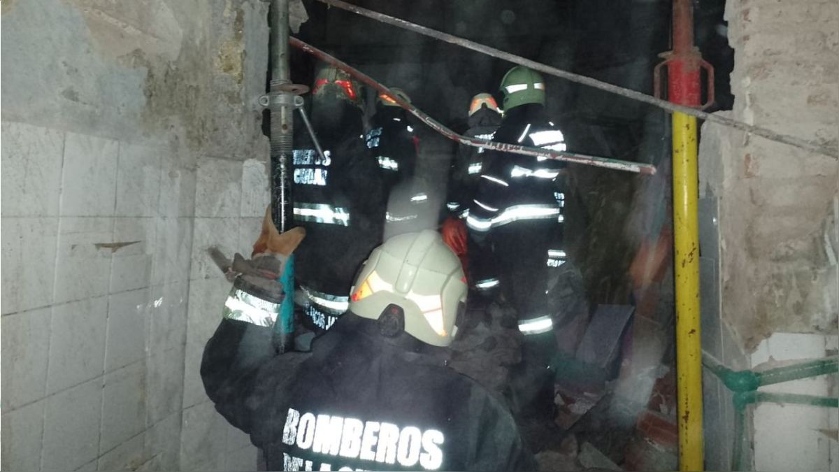 Rescatan a pareja que cayó dentro de cisterna en Pachuca