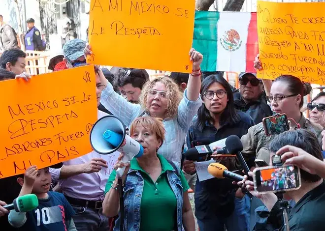 Se manifiestan en la Embajada de Ecuador; exigen respeto a México