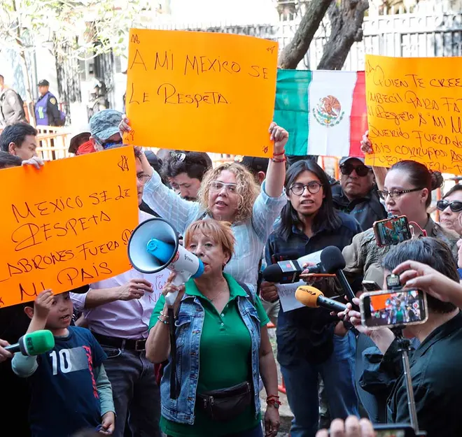 Se manifiestan en la Embajada de Ecuador; exigen respeto a México