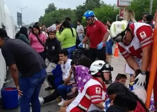 Volcadura de autobús turístico deja 53 personas heridas en NL