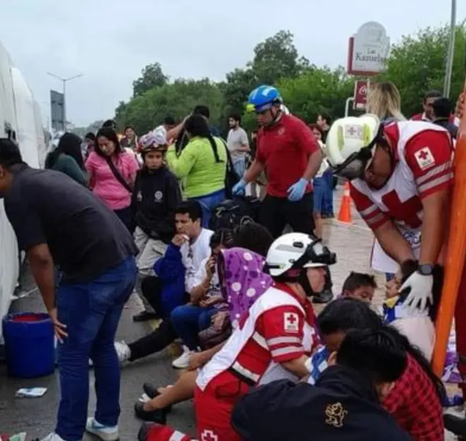 Volcadura de autobús turístico deja 53 personas heridas en NL