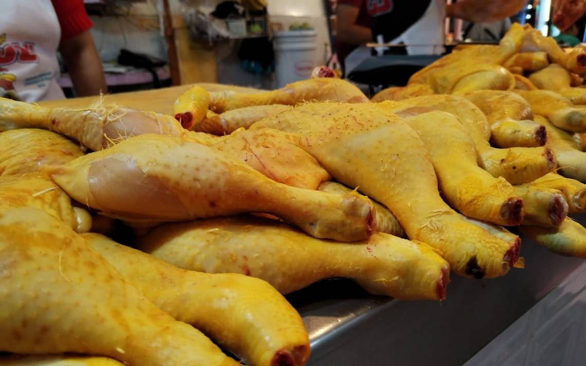 Tras cateos, clausuran bodega de pollo contaminado en Toluca
