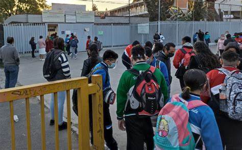 Menor de edad ingresa armado a una secundaria en Venustiano Carranza