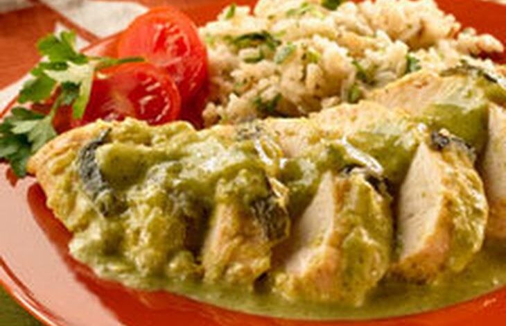 PECHUGAS DE POLLO CON RAJAS DE CHILE POBLANO Y REPOLLO