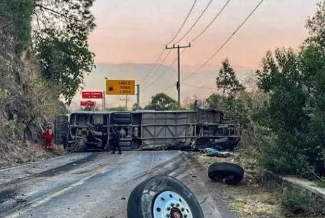 14 muertos y más de 30 lesionados tras volcarse autobús en el Estado de México