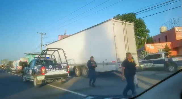Camión atropella a padre e hijo en la carretera federal Puebla-Tehuacán