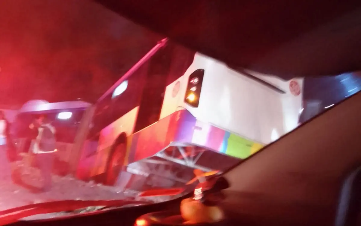 Se accidenta unidad del Mexibús: tres heridos
