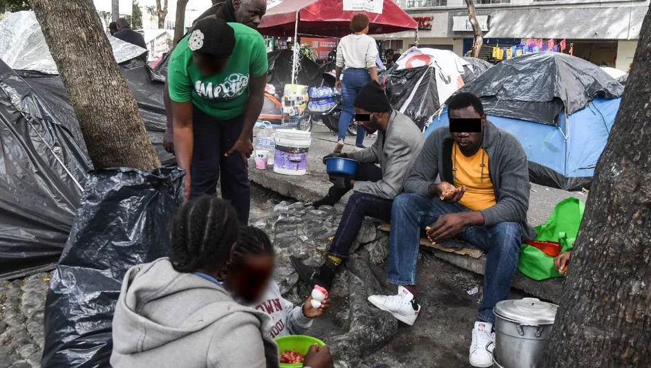 Habitantes de la colonia Juárez exigen atender a migrantes en CDMX; “la calle no es albergue”