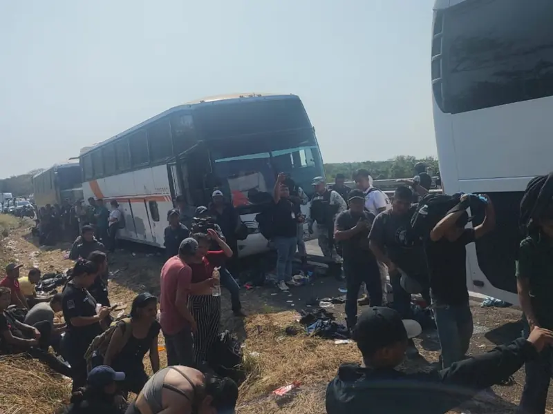 Dejan a más de 400 migrantes en autopista de Veracruz