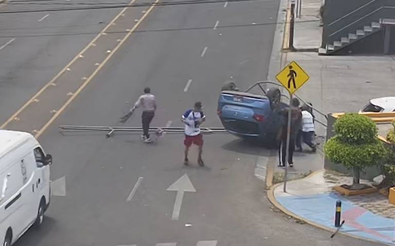 Poblano pisa el acelerador por error y provoca accidente