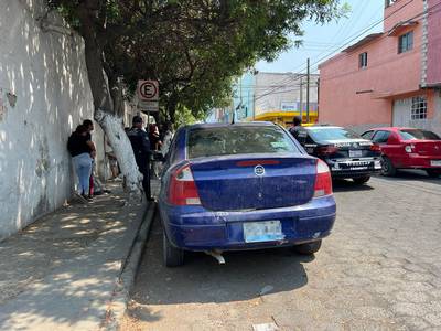 Se desata persecución en Tehuacán tras choque contra auto estacionado