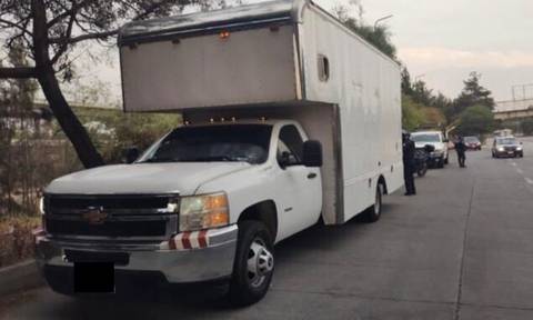 Rescatan a hombre al inspeccionar camioneta abandonada