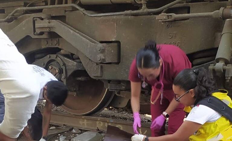 Hombre cruza las vías del tren con los audífonos puestos y termina lesionado en San Antonio